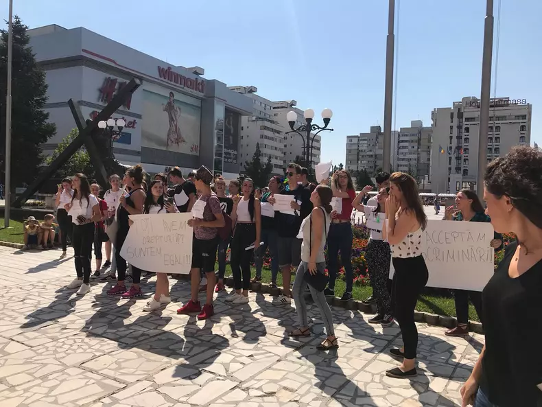 Protest în stradă al liceenilor, la Buzău. Autoritățile vor să îi mute în altă locație sau să îi comaseze