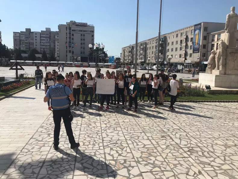 Protest în stradă al liceenilor, la Buzău. Autoritățile vor să îi mute în altă locație sau să îi comaseze