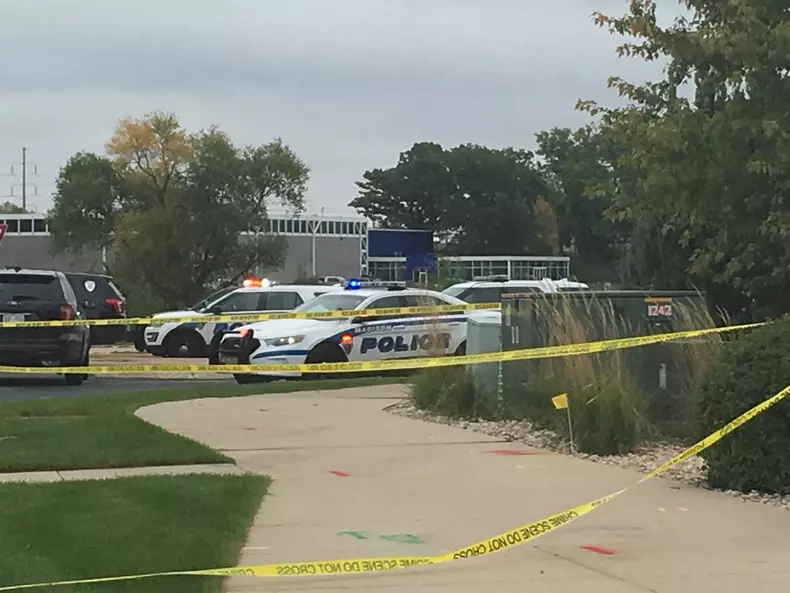 atac armat cladire birouri Wisconsin SUA