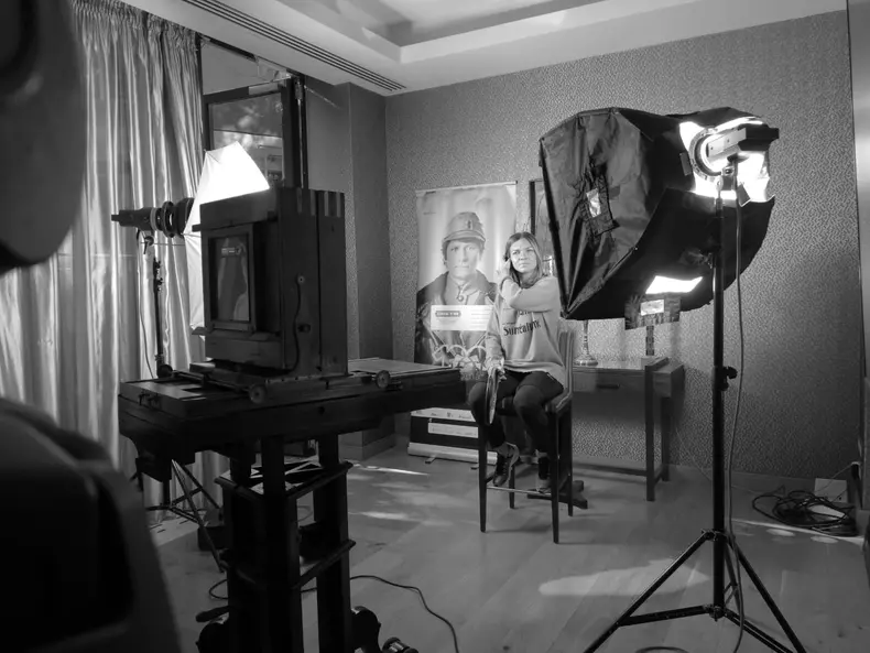 Simona Halep a participat la o ședință foto pentru proiectul „100 de chipuri românești”. Fotografia de making of a fost realizată de Florian Fugașin.