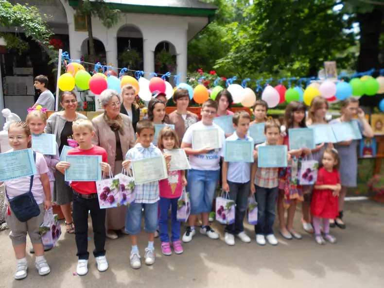 Arhitecta Elena Iliescu și copiii pe care îi învață să picteze icoane, la Biserica Bazilescu din București