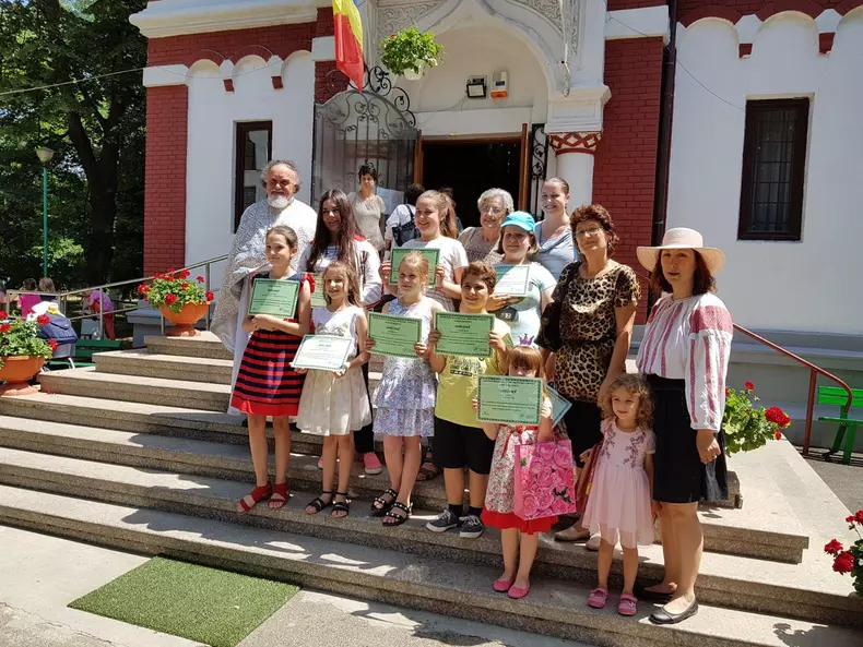 Arhitecta Elena Iliescu și copiii pe care îi învață să picteze icoane, la Biserica Bazilescu din București