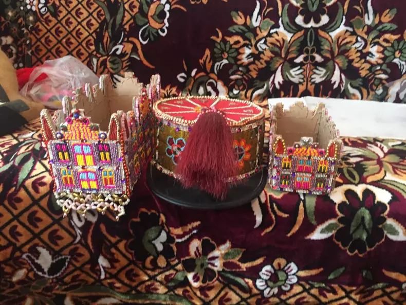 Nea Mircea Platon, ultimul făuritor al măștilor purtate de cetele de flăcăi din Ruginoasa. E o muncă de cinci săptămâni