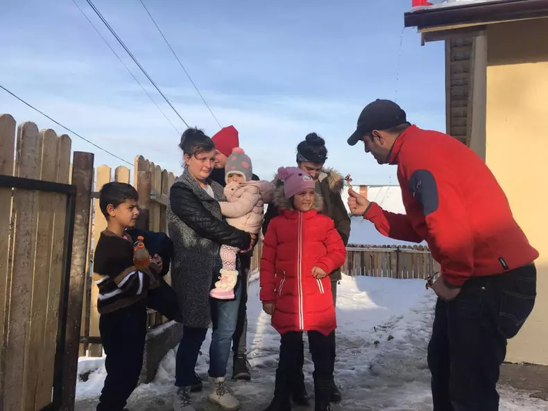 Roxana, fetița din Vaslui care mergea flămândă la școală, a primit o casă nouă de Crăciun (1)