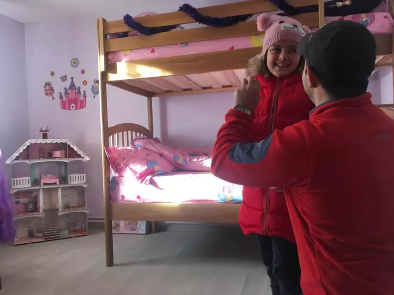 Roxana, fetița din Vaslui care mergea flămândă la școală, a primit o casă nouă de Crăciun (14)