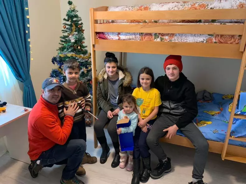 Roxana, fetița din Vaslui care mergea flămândă la școală, a primit o casă nouă de Crăciun (17)