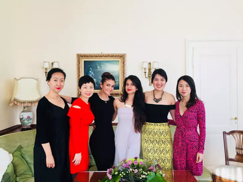 Românca stewardeză la familia regală din Emirate și expertă în etichetă