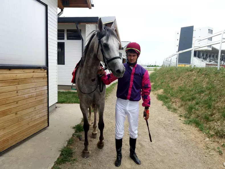 Francezul care a readus cursele de galop în România