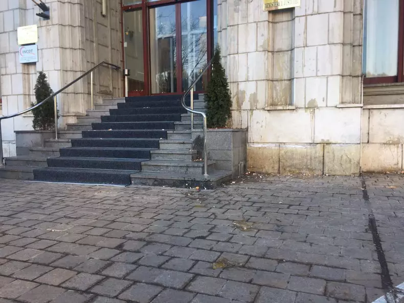 52941728_302686123775188_4654608508539371520_n