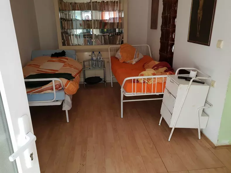 Bătrâni ținuți neîngrijiți și nespălați într-un azil privat din Timiș (2)