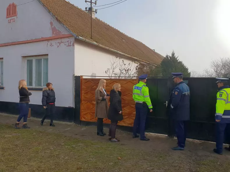 Bătrâni ținuți neîngrijiți și nespălați într-un azil privat din Timiș (5)