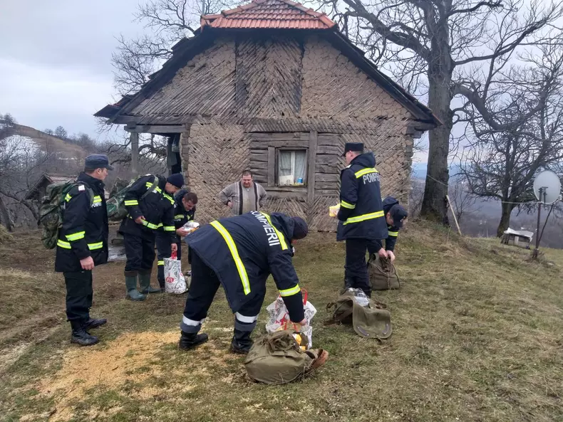 Bătrânii care trăiesc în satele risipite din Munții Apuseni au primit ajutoare de la pompierii din Hunedoara (11)