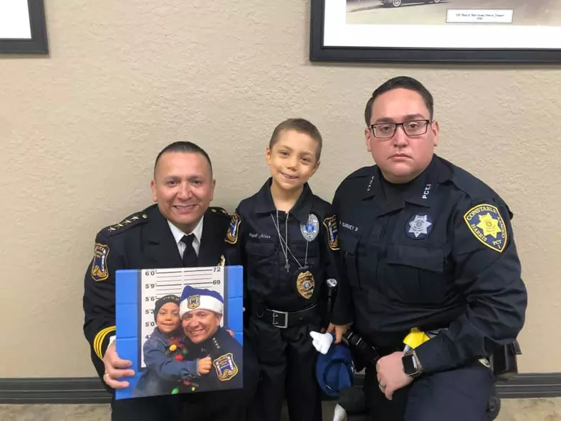 O fetiță de 6 ani care suferă de cancer și-a îndeplinit visul de a deveni polițistă, în Statele Unite (4)