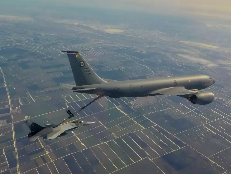 avion F16-realimentare