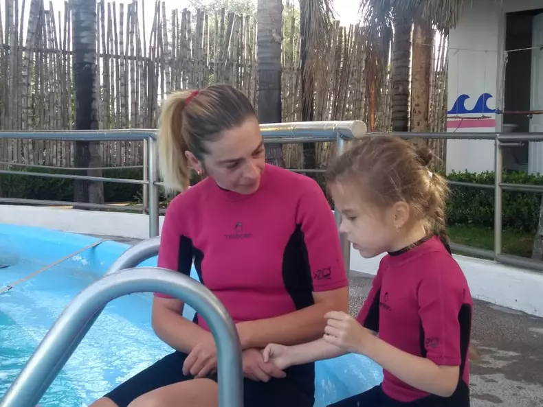 Terapie cu delfini în Mexic pentru o fetiță cu autism din Gorj