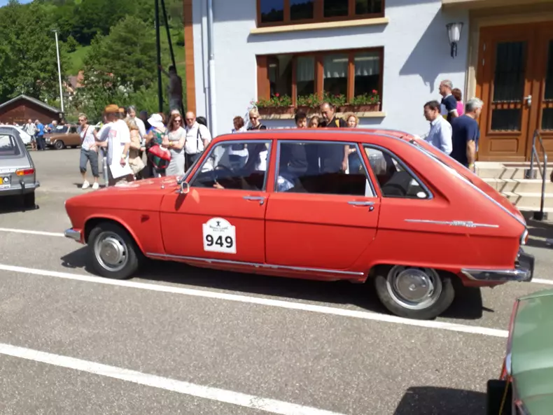 Mașina din Brașov, așteptând să se alinieze pentru fotografia oficială.