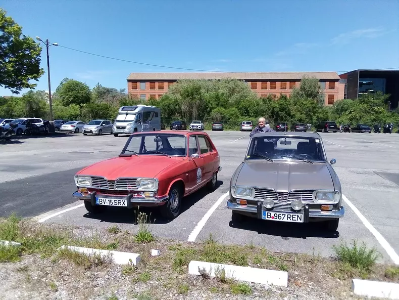 îÎn parcarea Muzeului Automobilului din Mulhouse.