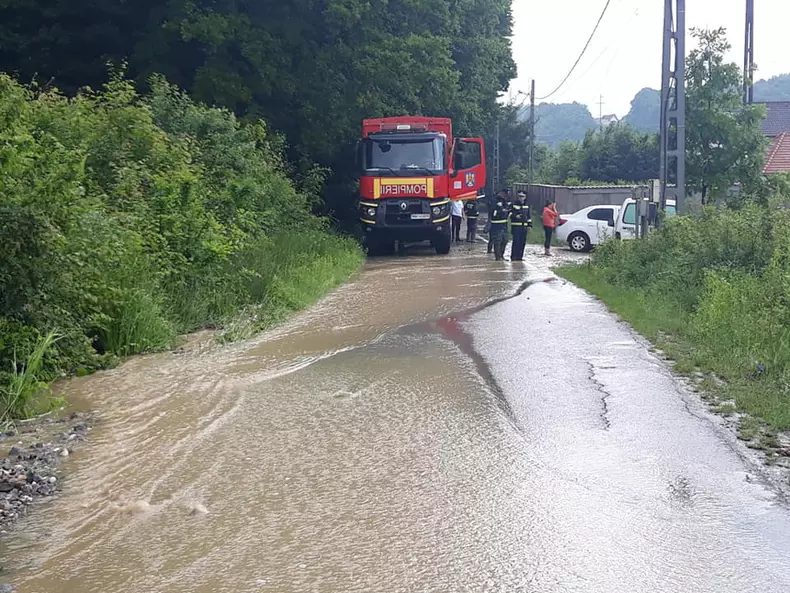 Inundații în Pitești, după ce a plouat cu găleata (4)