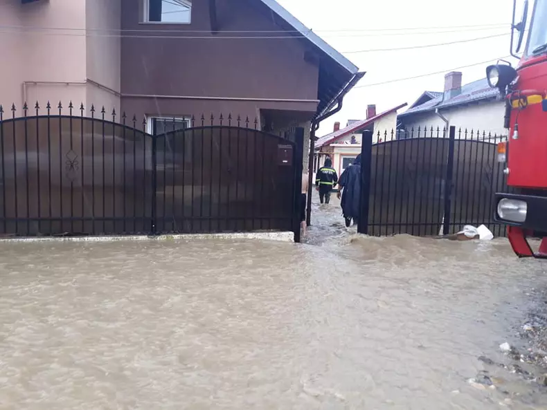 Inundații în Pitești, după ce a plouat cu găleata (5)