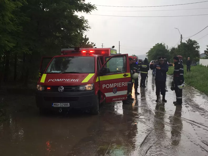 Cod portocaliu de inundaţii pe râuri din judeţele Bacău, Covasna şi Harghita, luni seara