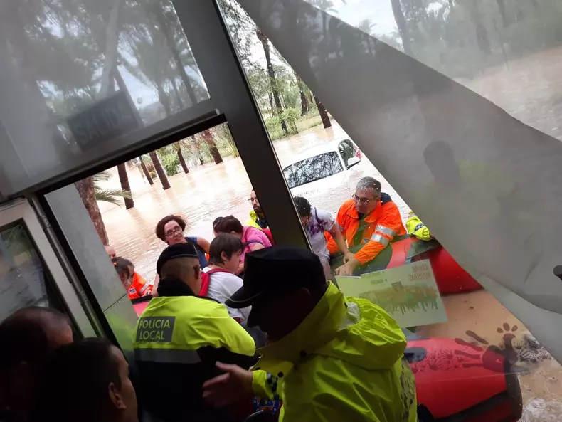 Oameni evacuați din Orihuela, Spania, în urma inundațiilor. Sursa: Poliția Locală