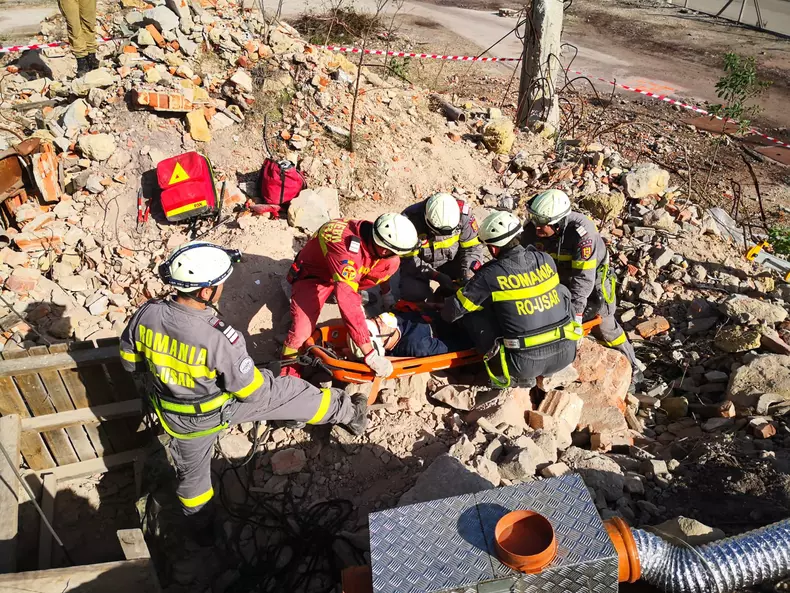 Salvatori români, în mijlocul dezastrului din Albania