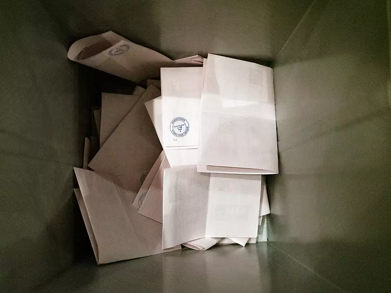 Membrii secției de votare nr. 190 din Offenbach am Main, Germania. Numărătoarea voturilor