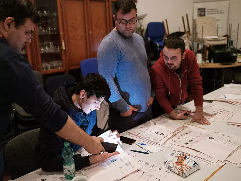 Membrii secției de votare nr. 190 din Offenbach am Main, Germania. Numărătoarea voturilor