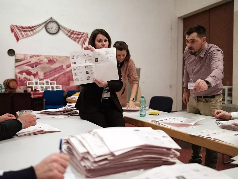 Membrii secției de votare nr. 190 din Offenbach am Main, Germania. Numărătoarea voturilor