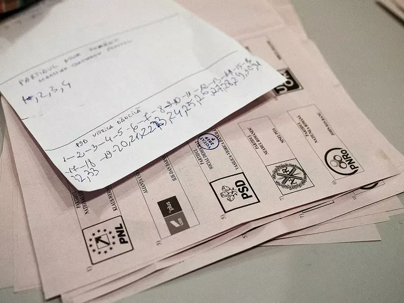 Membrii secției de votare nr. 190 din Offenbach am Main, Germania. Numărătoarea voturilor