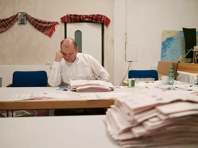 Membrii secției de votare nr. 190 din Offenbach am Main, Germania. Numărătoarea voturilor