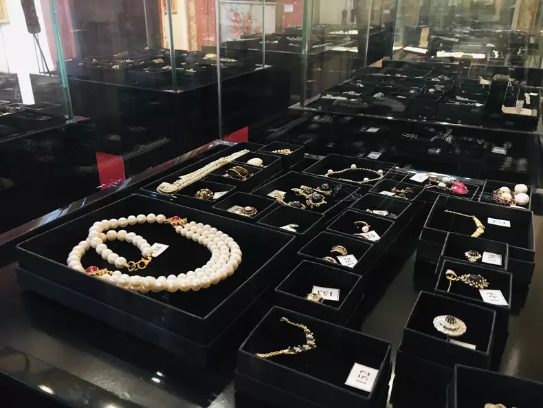 Expoziție Licitația de Bijuterii - Artmark2