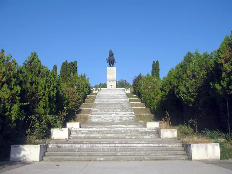 Statuia lui Ștefan cel Mare de la Podul Înalt