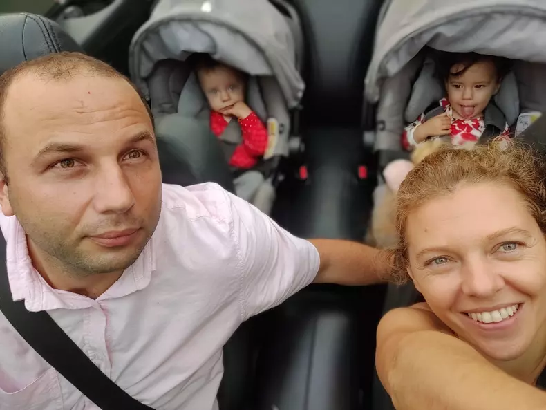 O familie de români călătorește în Europa, America și Asia