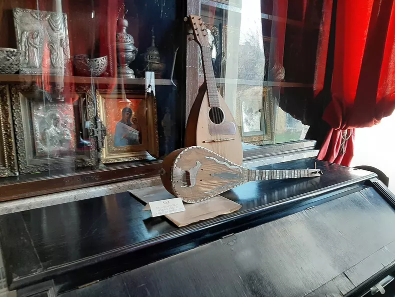 Instrumente muzicale numite saz, alături de icoane și alte obiecte bisericești