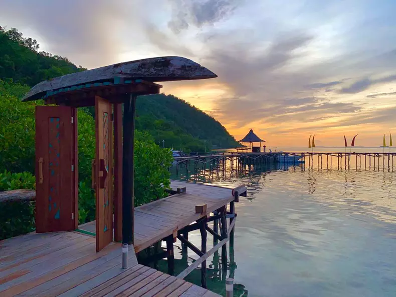 Pontonul resortului de pe insula Waigeo