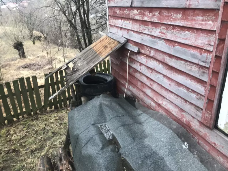 Casa este împrejmuită de un gard șubred