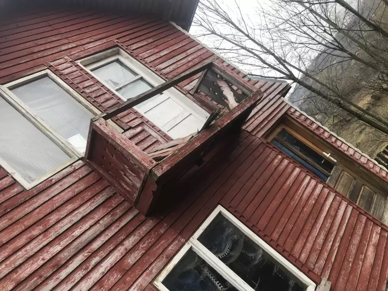 Fără curent și fără gaze, dar racordată la rețeaua de apă, casa din Secăria devine o ruină pe zi ce trece