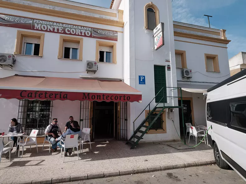 În Palos de la Frontera, Spania, ne-am băut cafeaua și ne-am întâlnit cu românii la barul lui Marian.