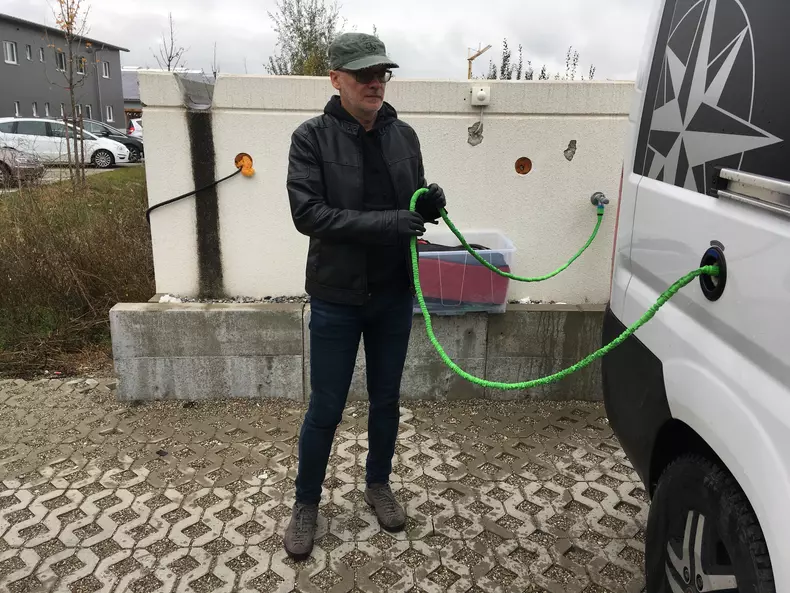 Cosmin încarcă mașina cu apă