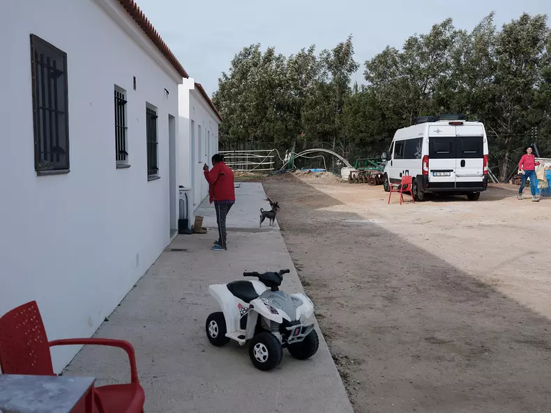 Redacția Teleleu parcată în câmp, în fața cazărilor unde stau muncitorii români în Palos de la Frontera, Spania