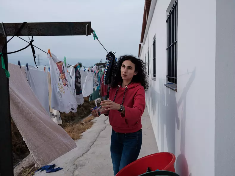 Ne-am spălat hainele la cazările românilor care lucrau în câmpurile din Palos de la Frontera, Spania