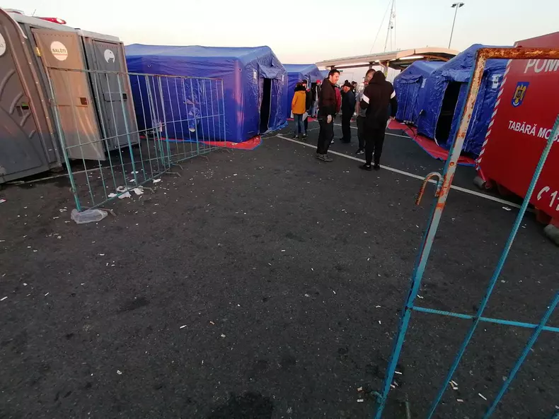 Toaletele refulate sunt doar la doi pasi de corturile DSP unde sunt consultati oamenii care se intorc acasa