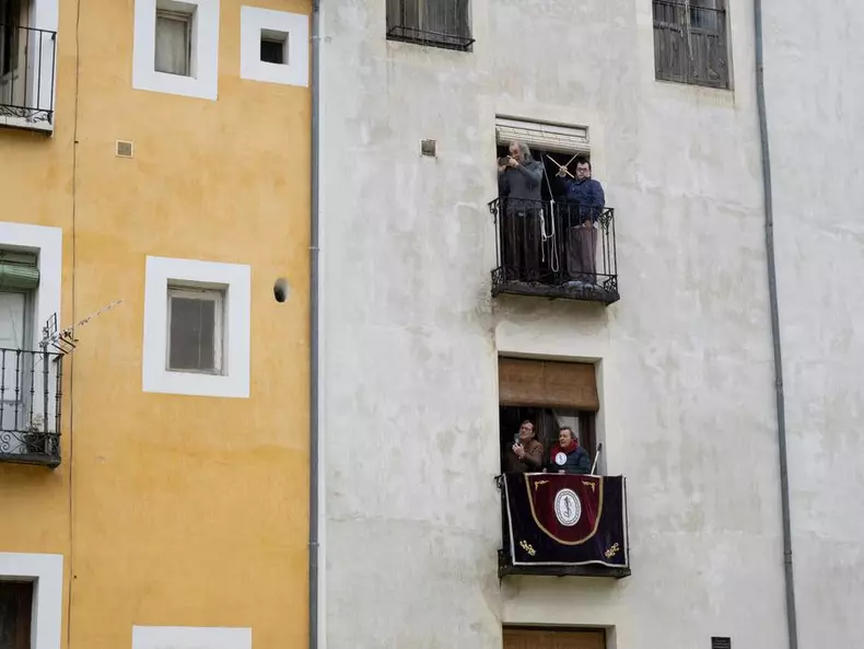În centrul Spaniei, oamenii au ieșit pe balcon cu instrumentele muzicale și au interpretat cântece religioase. Toate biserile din Spania, țară catolică, sunt închise, iar procesiunile au fost anulate.
