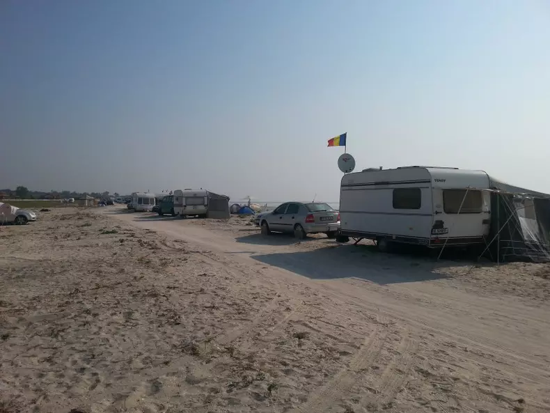 Plaja sălbatică de la Corbu, sufocată de gunoaiele aruncate de turiști