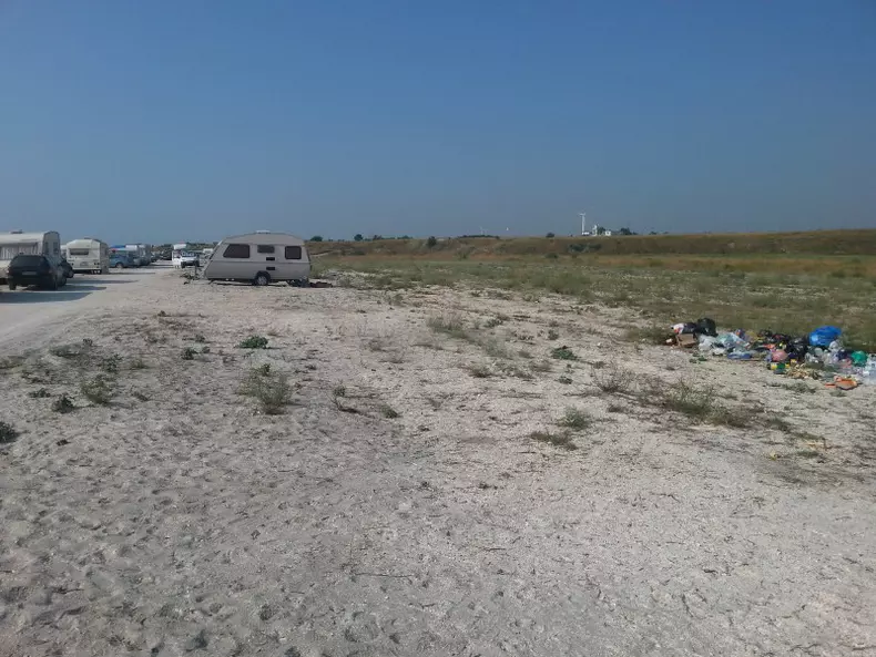 Plaja sălbatică de la Corbu, sufocată de gunoaiele aruncate de turiști  FOTO: Primăria Corbu