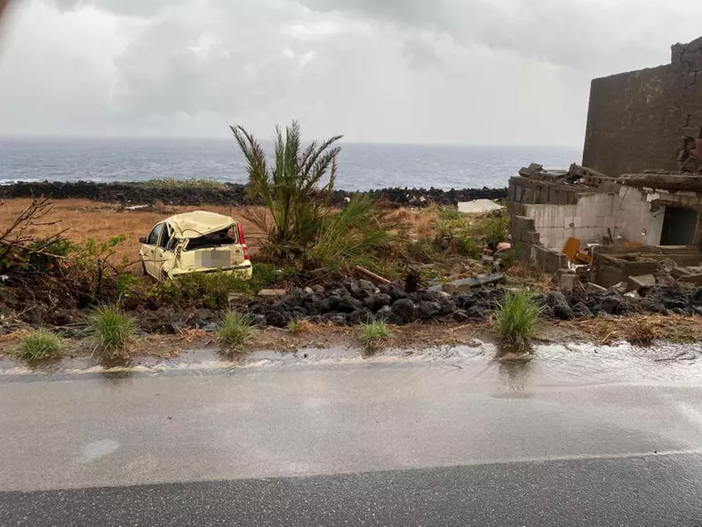 A tornado in Pantelleria kills 2 and injures 9