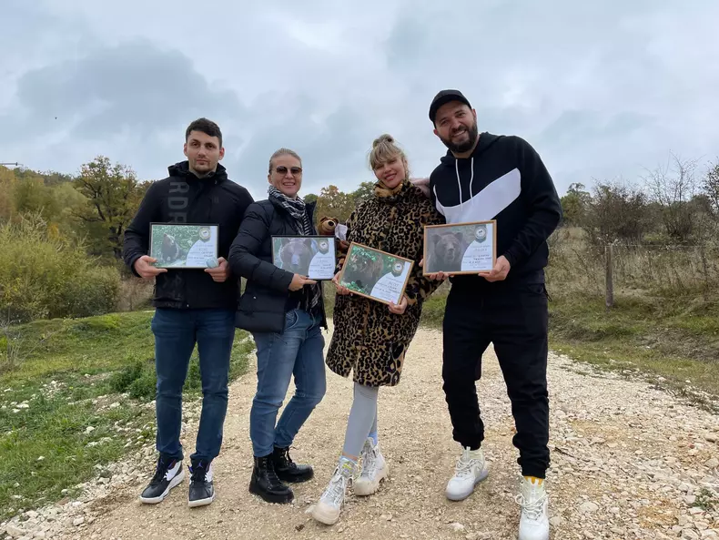 lora-a-adoptat-un-urs-7