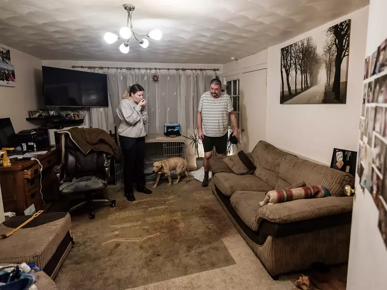 Ioana, Cătălin și cățelușa Nala în livingul familiei din Rugby, UK