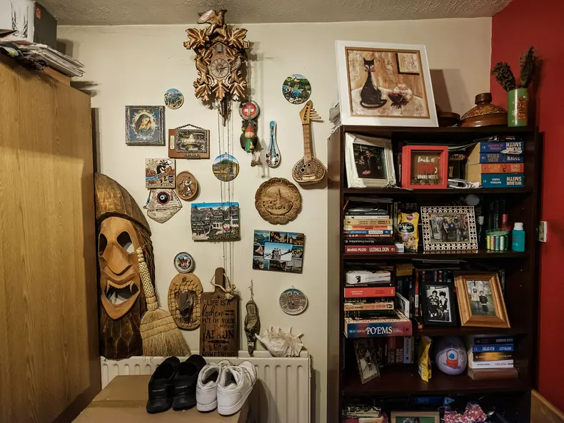Perete în casa familiei Frandeș din Rugby, UK